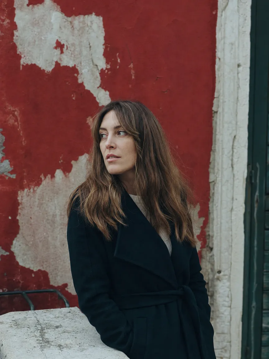 Ritratto di donna contro un muro rosso veneziano